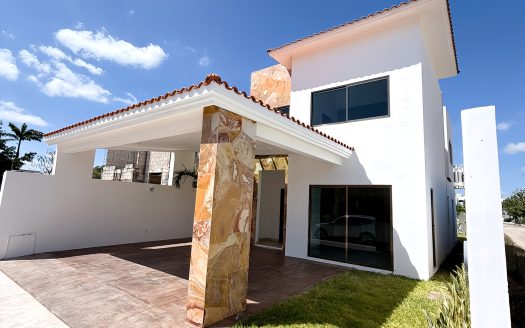 CASA EN ESQUINA TOTALMENTE EQUIPADA Y PARA ENTREGA INMEDIATA